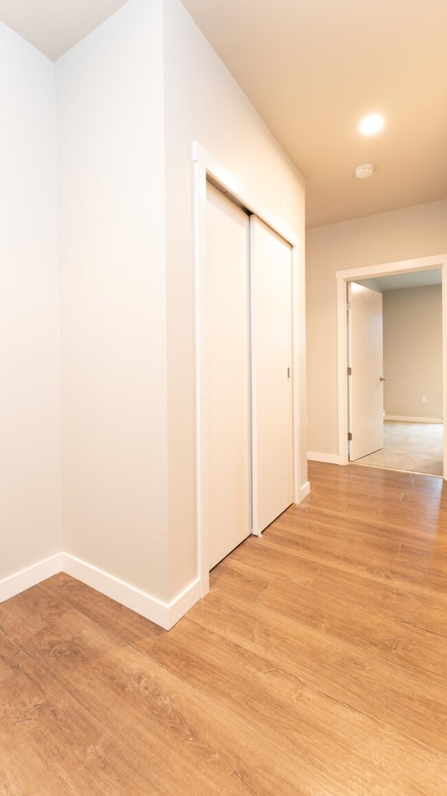 Building Photo - 2 bedroom in Bellevue WA 98004