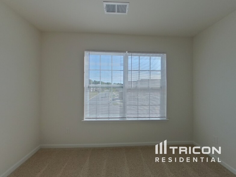 Building Photo - 314 Kingsford Dr