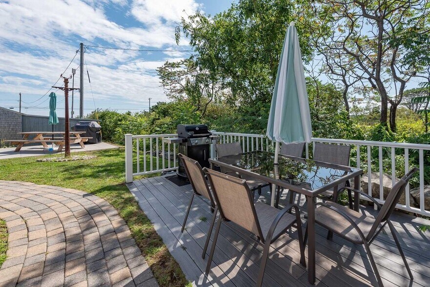 Building Photo - 1497 Ocean, Unit #1 Carriage House