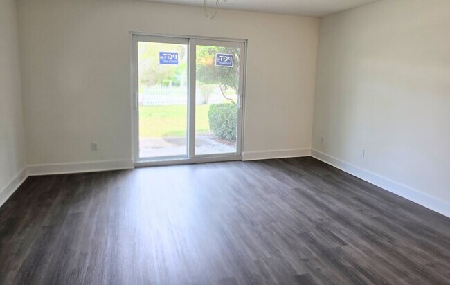 Building Photo - 2 bedroom, 2 bath condo in "The Islands"