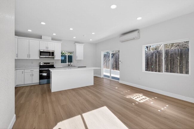 Building Photo - 8090 Flanders Dr