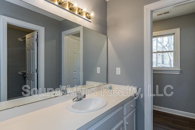 Building Photo - 2145 Tanglewood Rd