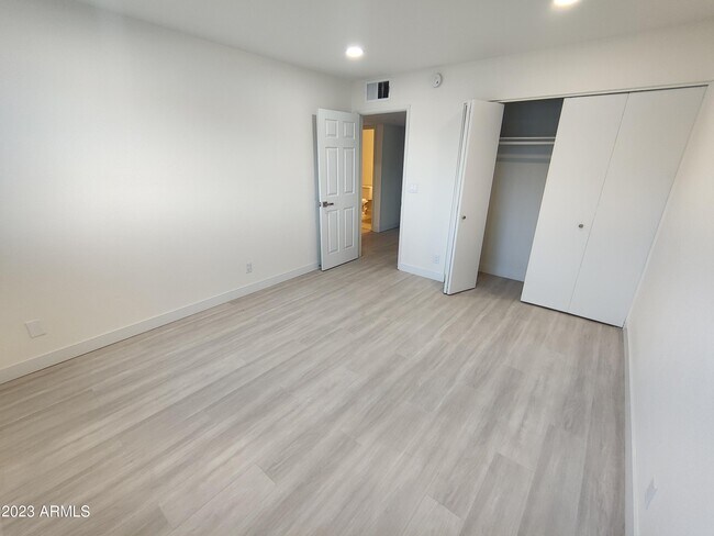 Building Photo - 3208 W Bloomfield Rd