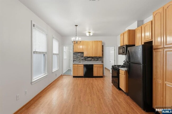 Building Photo - 394 Woodlawn Ave