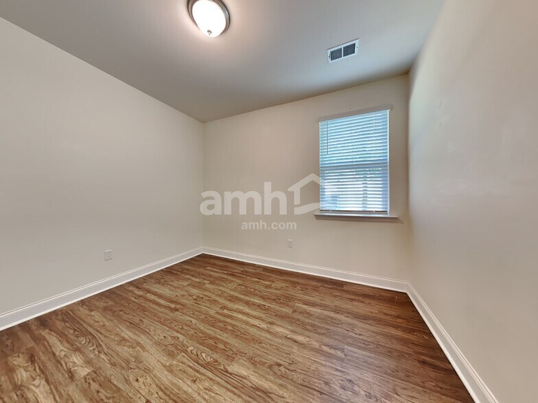 Building Photo - 219 Swan Dr