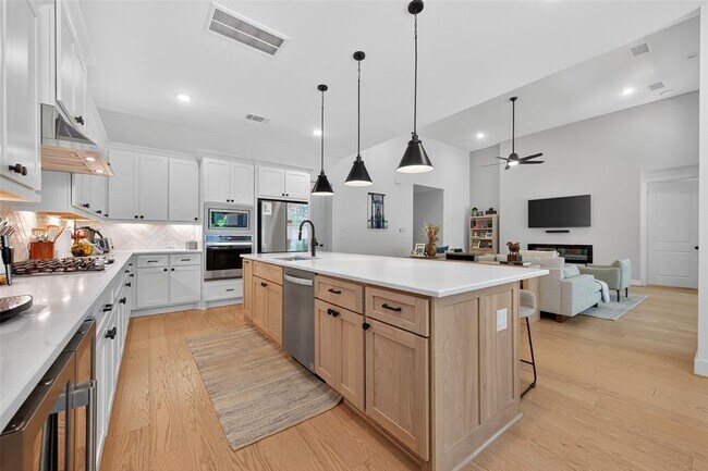 Building Photo - 9722 Dani Lake Dr
