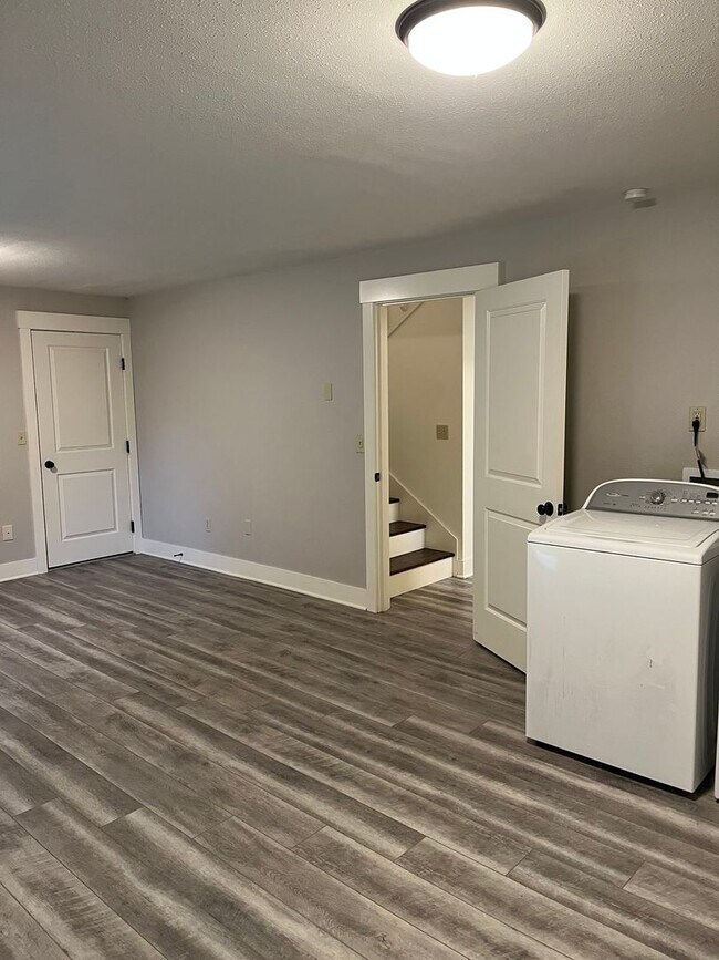 Building Photo - 4 Bedroom - Gated Community!