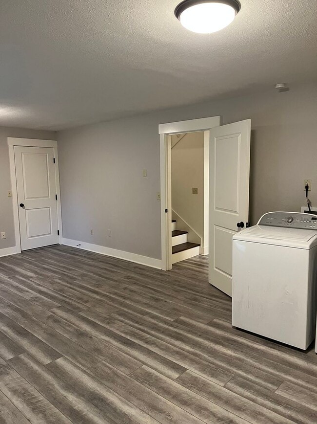 Building Photo - 4 Bedrooms with BONUS Office Space