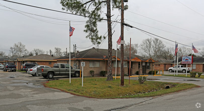 Building Photo - Avenue Casitas Apartments