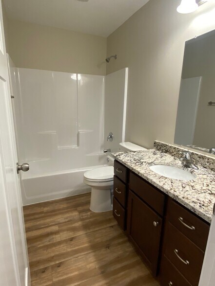 Guest Bath - 978 Kate Ave