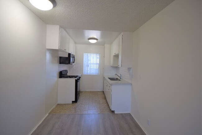 Building Photo - 6954
