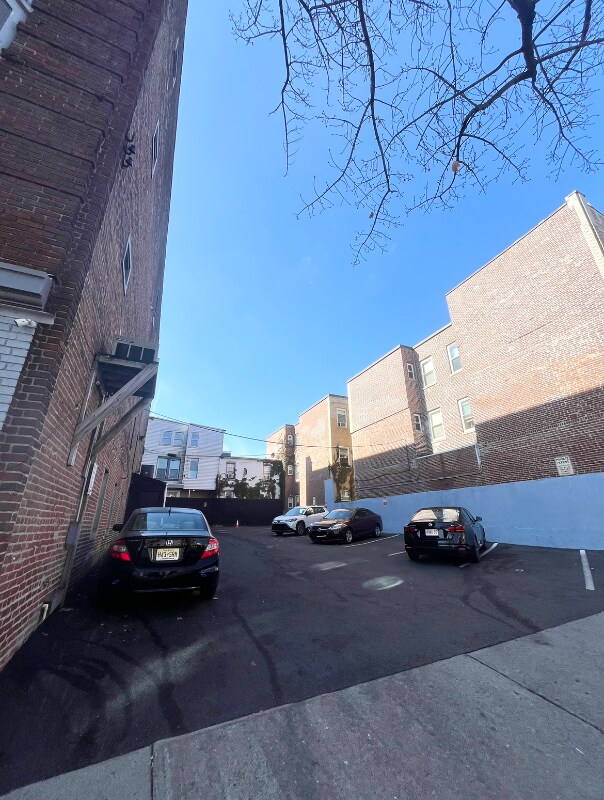 Building Photo - 202 N 6th St