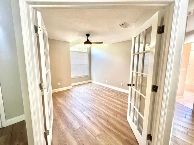 Building Photo - Stunning 3BD/2BTH Pool Home in Tarpon Spri...