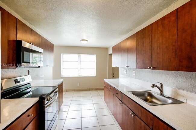 Building Photo - 3333 NW 32nd Ct