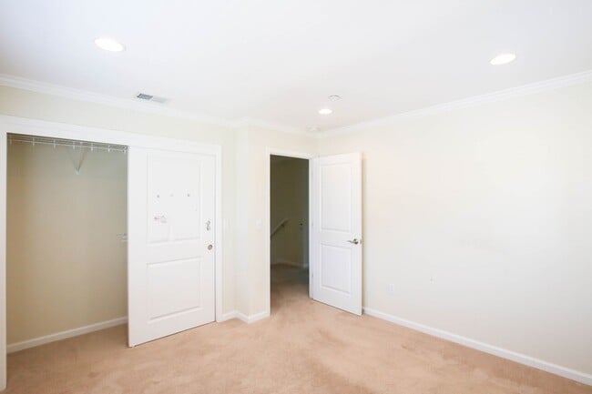 Building Photo - Newer Contemporary Home for Rent - Conveni...
