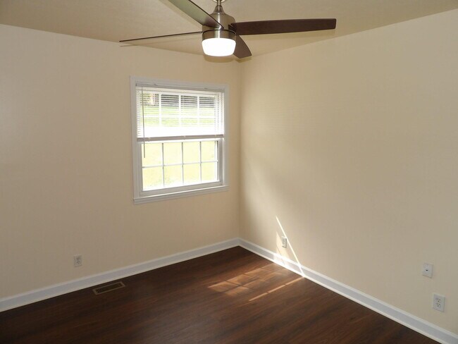 Building Photo - 102 Cedar Dr