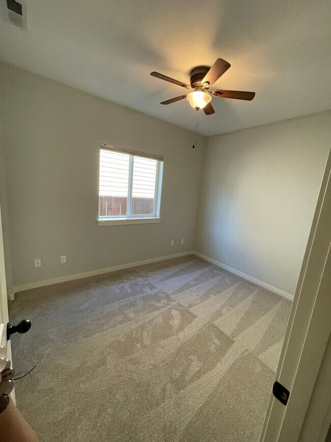 Building Photo - 5Bd/2.5Ba Everett Home