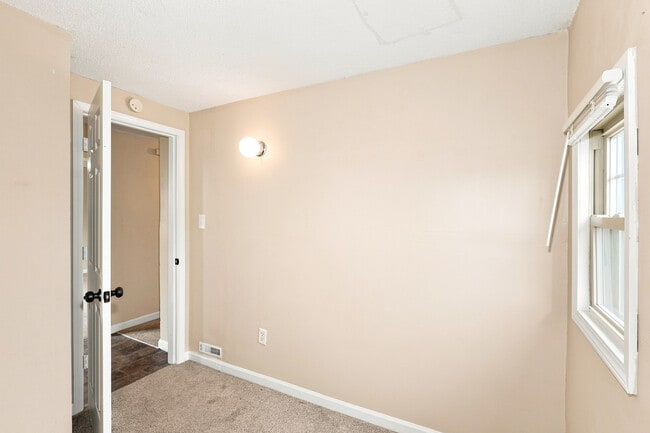 Building Photo - 1097 Suburban Ave E