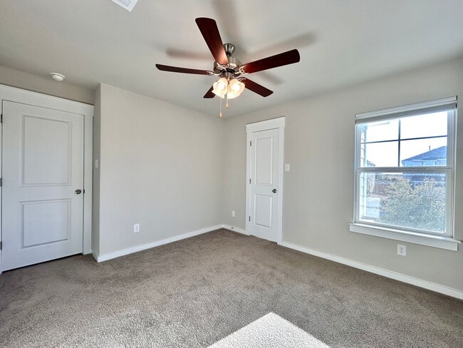 Building Photo - Charming 3 Bed / 2.5 Bath Family Home