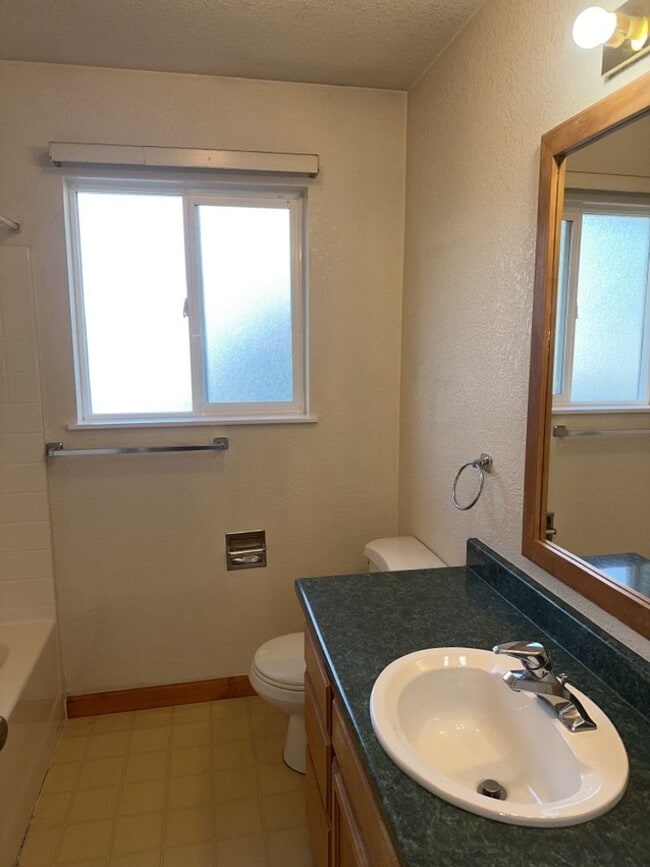 Building Photo - 3 Bedroom 2 Bath Home Located in the Cutten/Ridgewood Area