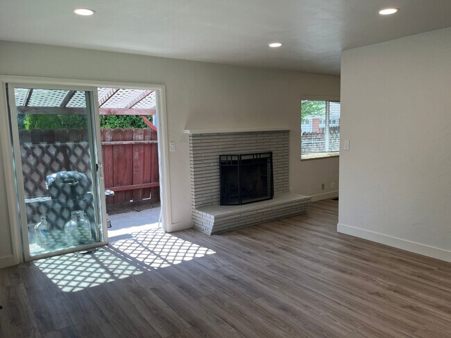 Building Photo - 2 Bedroom / 1 Bathroom Duplex in Old South...