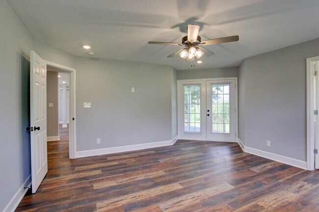 Building Photo - 133 Riverbend Dr