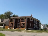 Building Photo - 802 S Cedar St