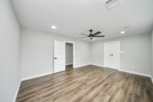 Building Photo - 1218 Des Jardines St