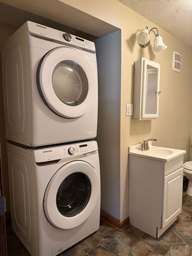 Building Photo - 3 BR / 3 BA Single-family home near Ellettsville