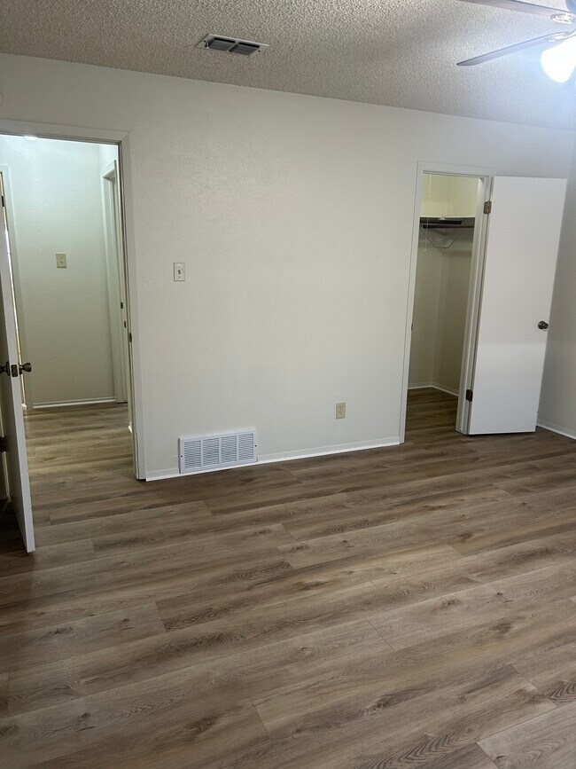 Building Photo - 420 Fox Dr