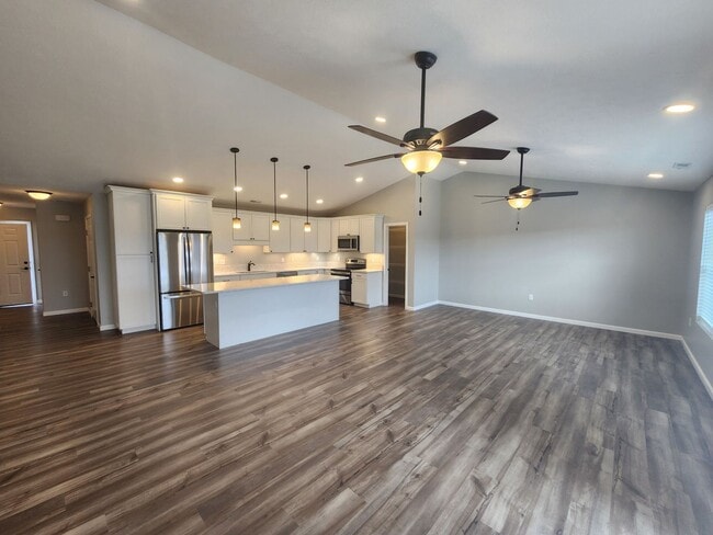 Building Photo - East Side Terre Haute - 5 Bedroom, 3 Baths, 2 Car Garage Home!