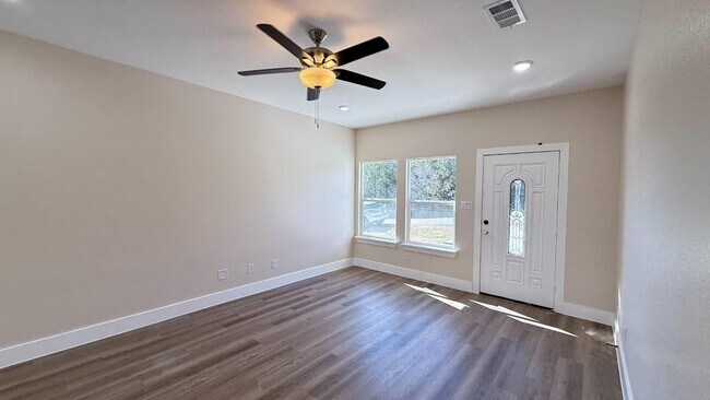 Building Photo - 2615 Creekview Dr
