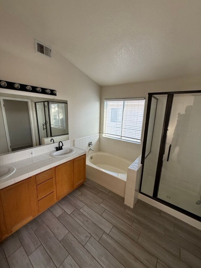 Building Photo - Charming 4-Bedroom Home in the Riverlakes Community