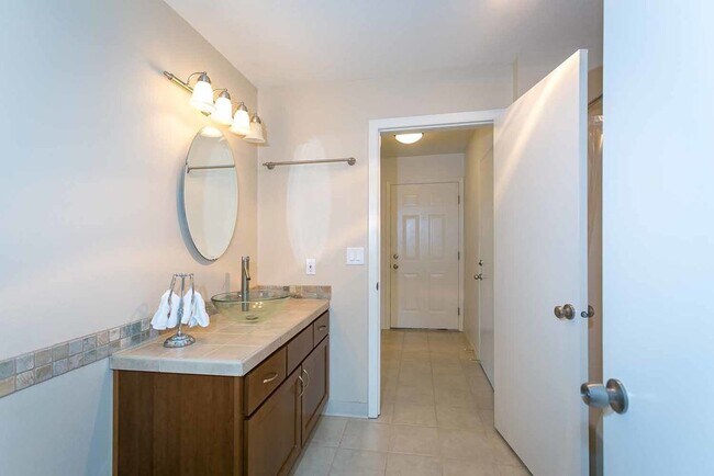Building Photo - Fantastic Main Level Condo w/Garage, Patio...