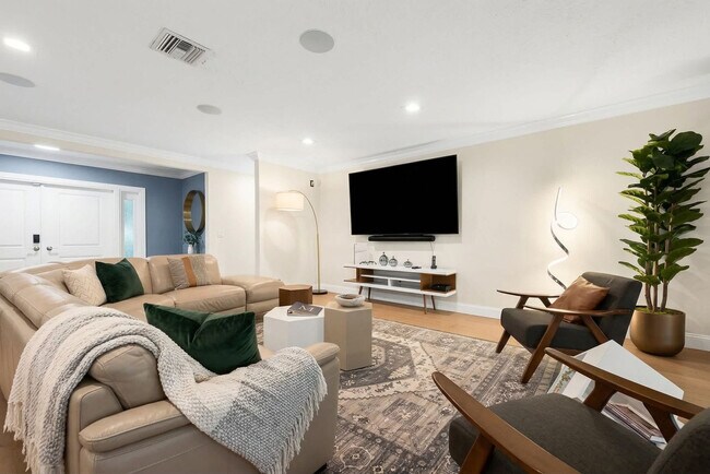 Building Photo - 5841 Bayview Dr