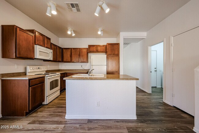 Building Photo - 5318 W Shumway Farm Rd