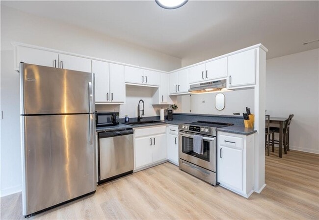 Interior Photo - Trailway Square