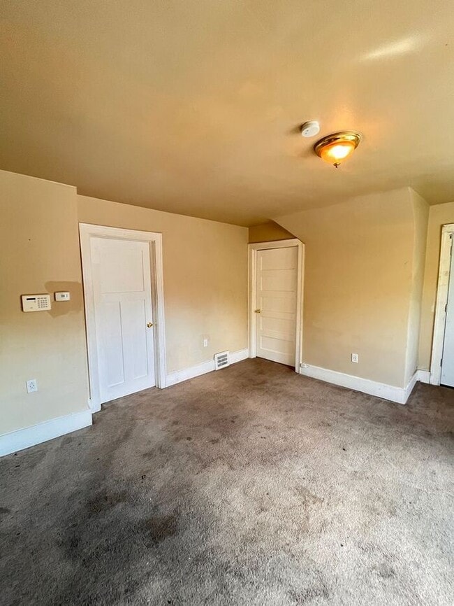 Building Photo - Cozy 2-Bedroom Apartment in Prime Location...