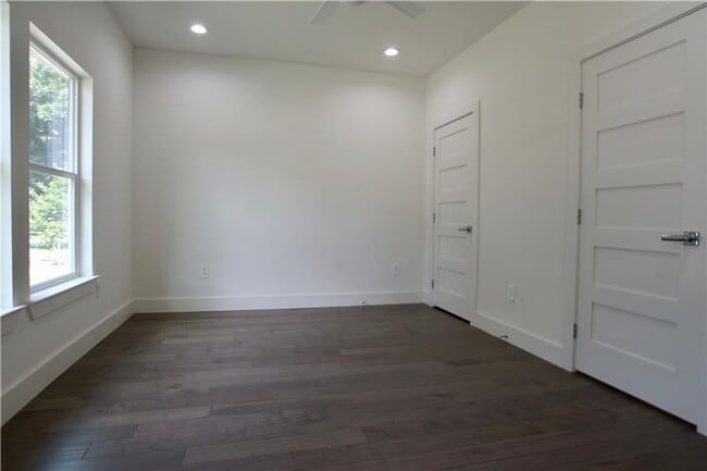 Building Photo - 705 Harris Ave