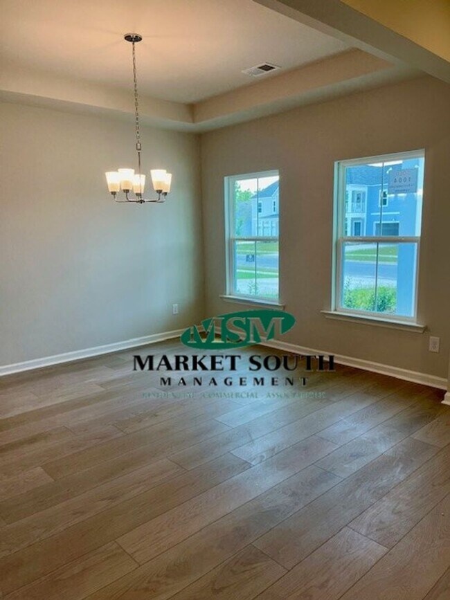 Building Photo - 114 Binscombe Ln