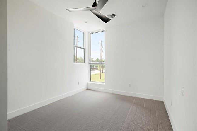 Building Photo - 5507 Manor Rd