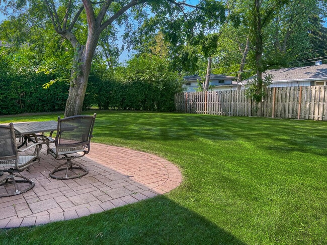 Building Photo - 3320 Lakewood Ct