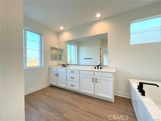 Building Photo - 476 Chorus