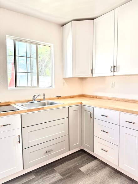 Building Photo - 525 Sycamore Pl