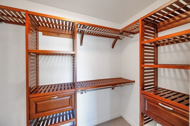 Building Photo - Spacious 5BR House in Aurora
