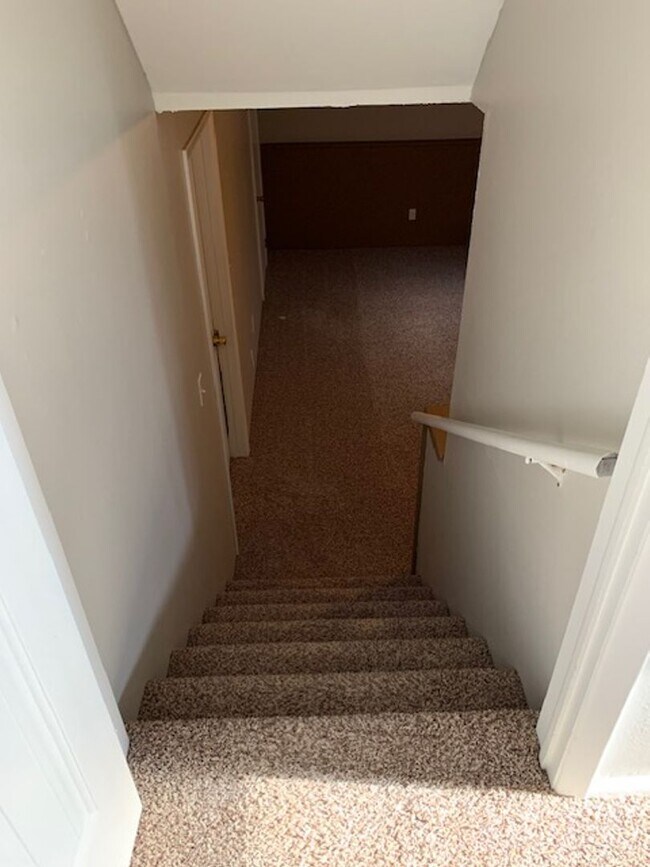 Building Photo - Beautiful 4 Bedroom Quad Level Located in Buffalo Ridge!!!!