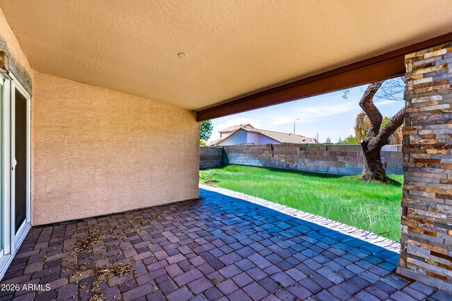 Building Photo - 1142 W Sparrow Dr