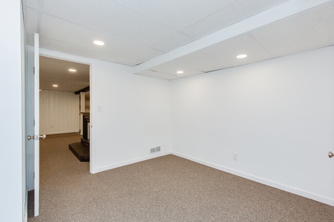 Building Photo - 33 Raven St