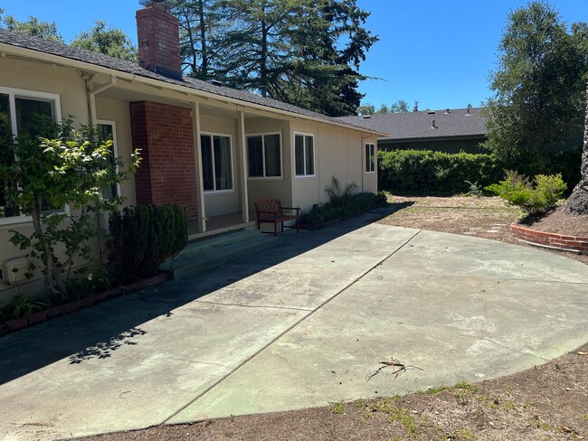 Building Photo - Los Gatos Living Just Minutes from Downtown & New Whole Foods