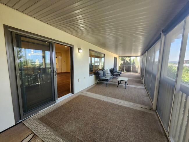 Building Photo - Tuscan-Style Townhome for Rent – Prime Ken...
